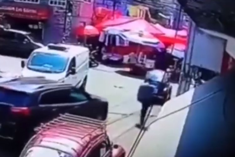 Video: vocho conducido por menor de edad arrolla puestos de tianguis en la CDMX