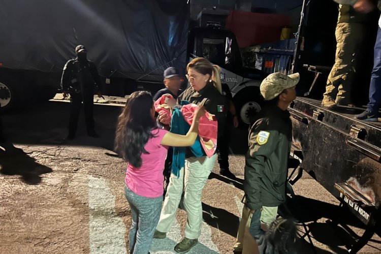 Rescatan a 231 migrantes en camión en la México-Puebla