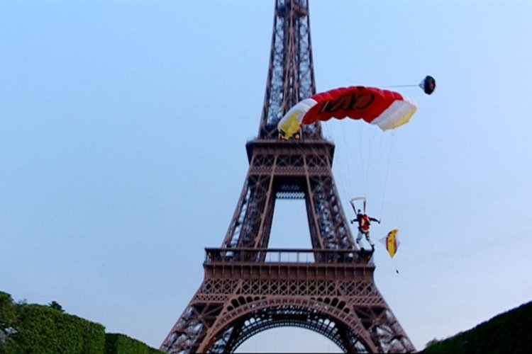 Hombre es detenido por infiltrase en la torre Eiffel