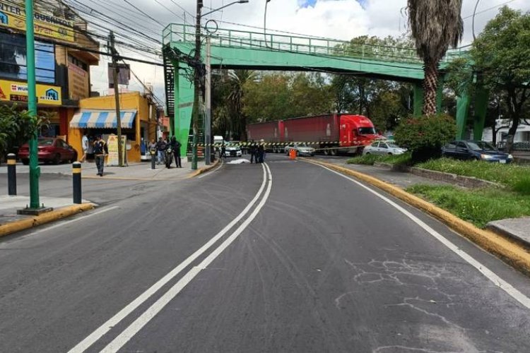 Adulto mayor se arroja desde puente peatonal en alcaldía Xochimilco, CDMX