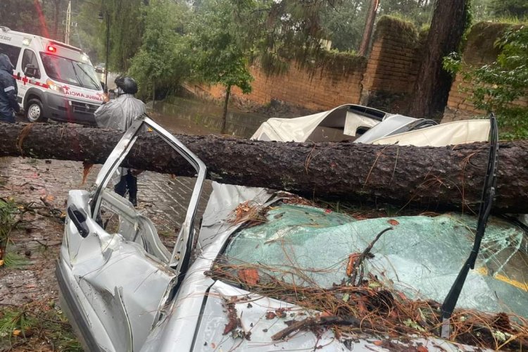 Intensa lluvia en Valle de Bravo aplasta un coche y ocasiona fallas en suministro de energía eléctrica