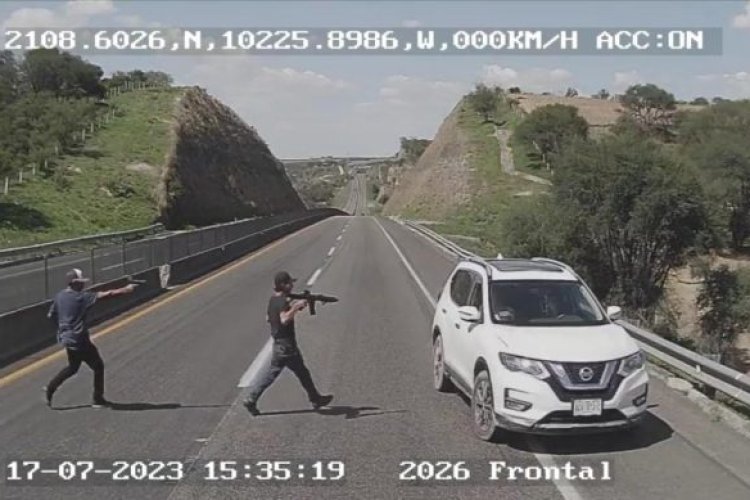 Hombres armados despojan de su camioneta a una pareja en autopista de Los Altos de Jalisco