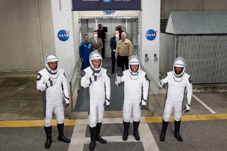 SpaceX y la NASA envían cuatro astronautas a la Estación Espacial Internacional