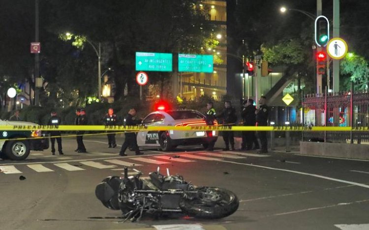 Motociclista muere tras salir proyectado en Paseo de la Reforma, CDMX