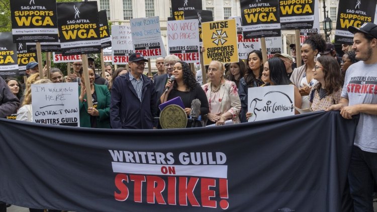 Huelga en Hollywood afecta a negocios vinculados con el cine