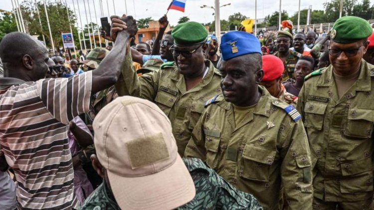 Francia prepara sus fuerzas armadas para atacar Níger