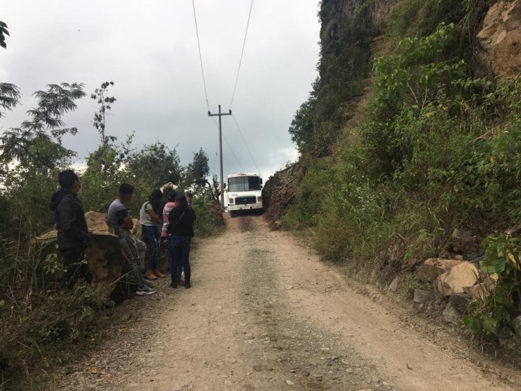 Comunidades de la región Otomí-Tepehua padecen aislamiento debido a la mala infraestructura de caminos y carreteras.