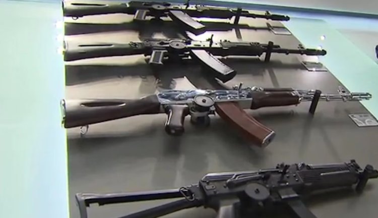 En EE.UU. condenan a dos adolescentes por intentar cruzar cuatro fusibles AK-47 a México.