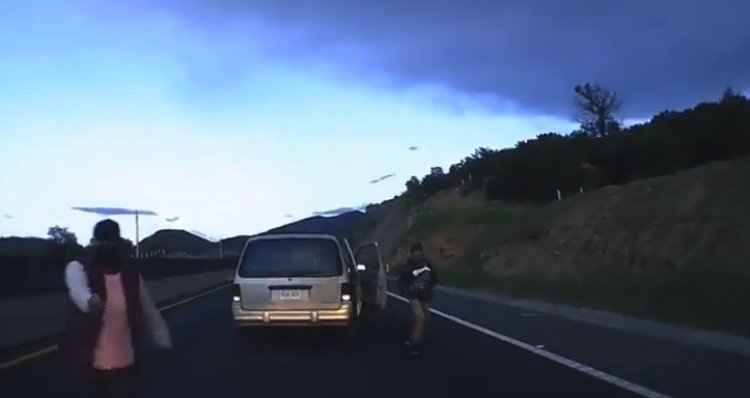 Video: captan momento en que familia escapa de un asalto en carretera del Edomex