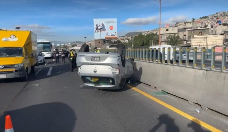 Automóvil vuelca en la México-Pachuca; hay una persona herida