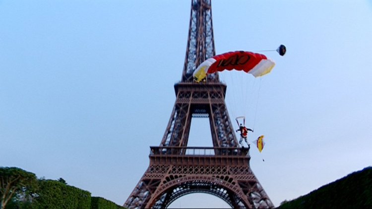 Hombre es detenido por infiltrase en la torre Eiffel