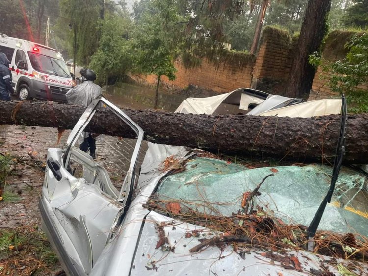 Intensa lluvia en Valle de Bravo aplasta un coche y ocasiona fallas en suministro de energía eléctrica