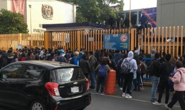 Encapuchados toman instalaciones de la Prepa 8 de la UNAM en la CDMX