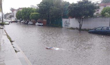 Calles inundadas, carros varados y encharcamientos dejo fuerte lluvia en Xalapa