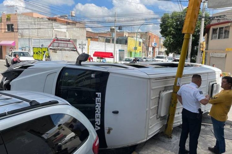 Choque en calles de Toluca ocasiona volcadura de una camioneta