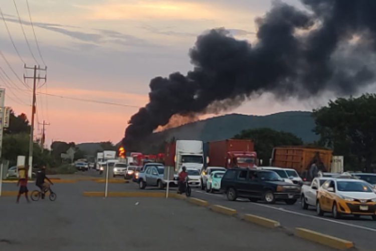 Quema de vehículos en la Autopista Colima-Manzanillo