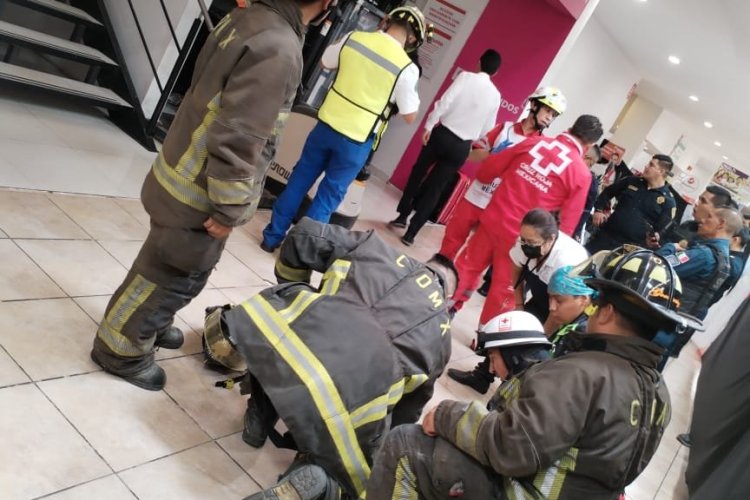Reportan desplome de elevador en plaza Gran Sur de la CDMX; hay un muerto y un herido