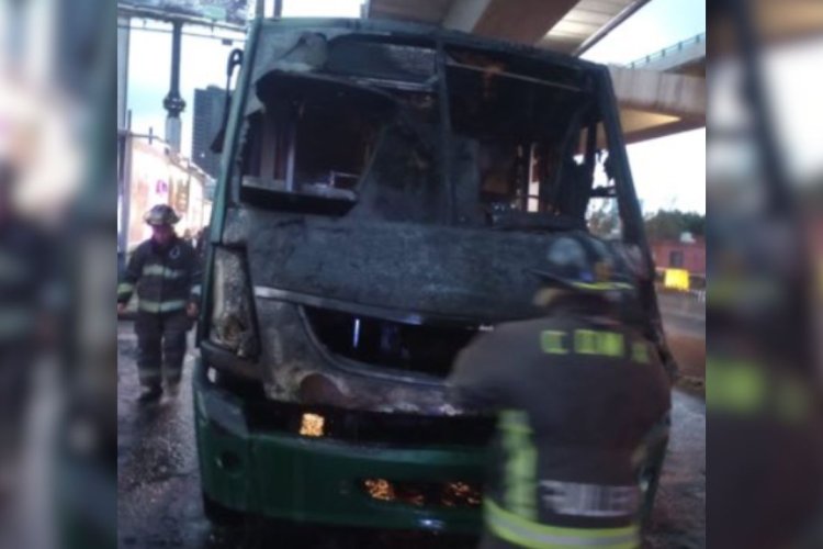 Reportan incendio de autobús en alcaldía Álvaro Obregón, CDMX