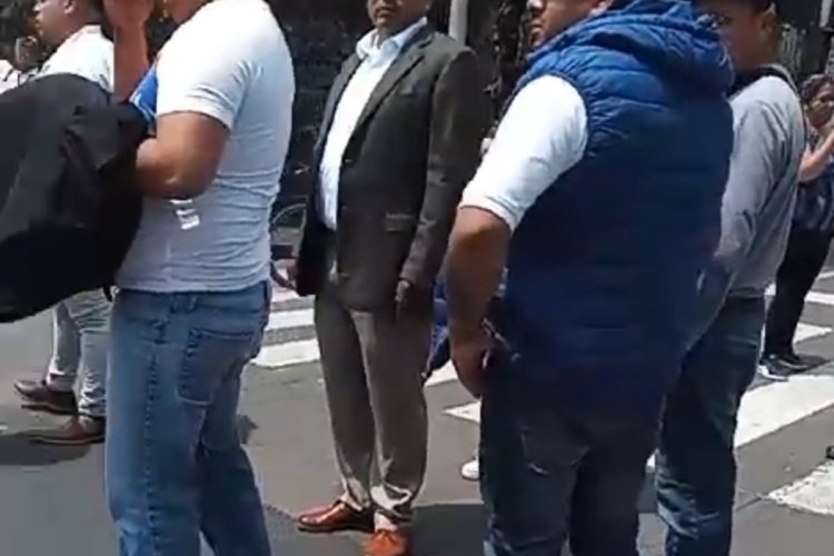 Alcalde de Xochimilco, José Carlos Acosta, agrede a ciudadanos y les quita sus volantes de denuncia