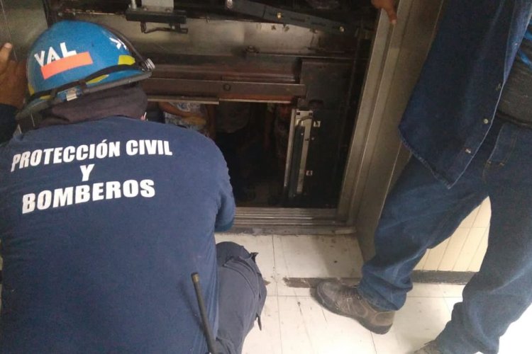 Por falla de elevador dos adultos mayores quedan atrapados en hospital del ISSSTE en Veracruz