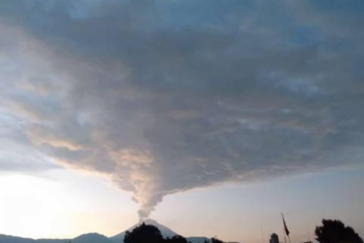 Popocatépetl registra fumarola de más de dos mil metros de altura