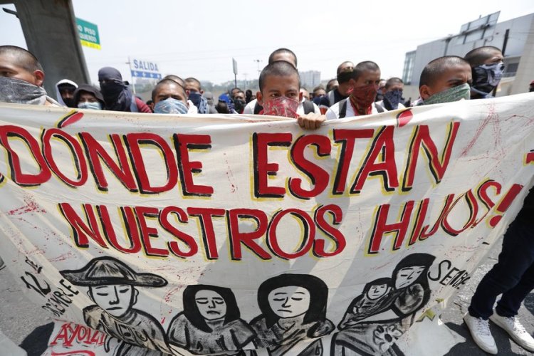 Crece presión para que AMLO cumpla su promesa para aclarar el caso Ayotzinapa