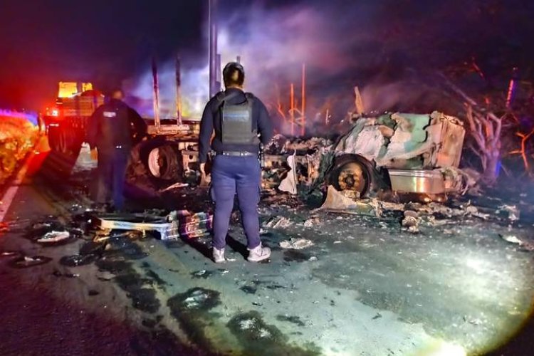 Grupos armados bloquean carreteras y queman autos en Michoacán