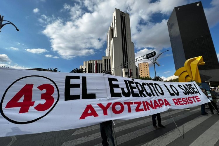 Protestan padres de familia tras nueve años del caso Ayotzinapa; por presión, gobierno revela posibles causales