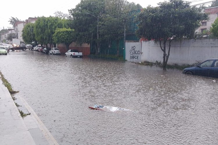 Calles inundadas, carros varados y encharcamientos dejo fuerte lluvia en Xalapa