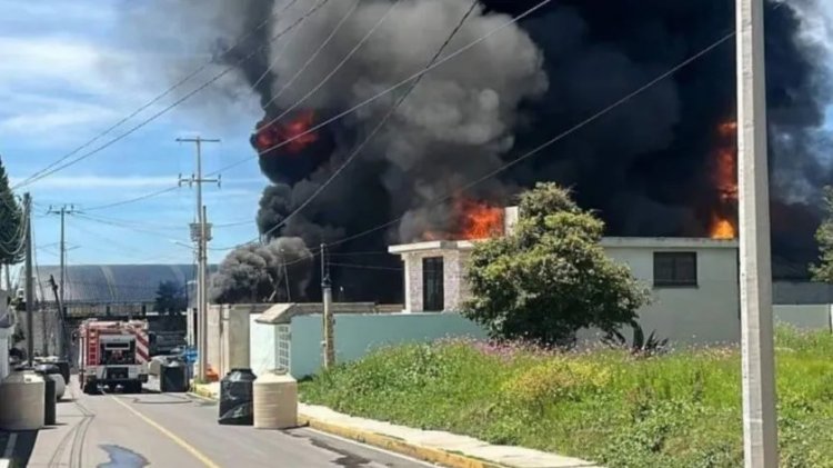 Incendio en fábrica de tinacos en Tlaxcala