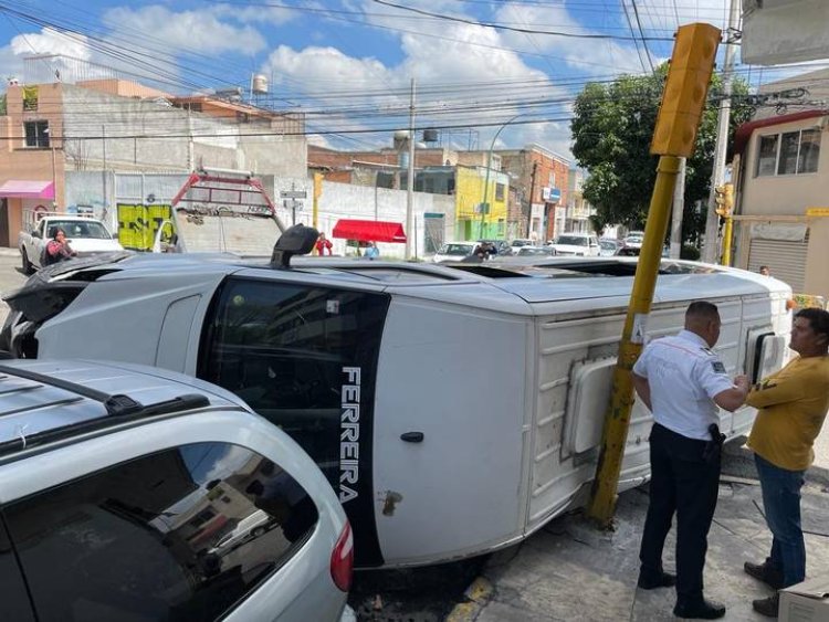 Choque en calles de Toluca ocasiona volcadura de una camioneta