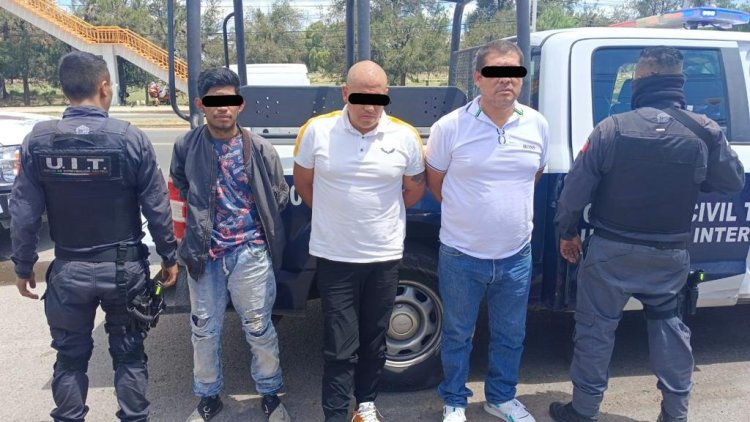 Detienen a tres personas en un vehículo con reporte de robo en Tecámac, Edomex