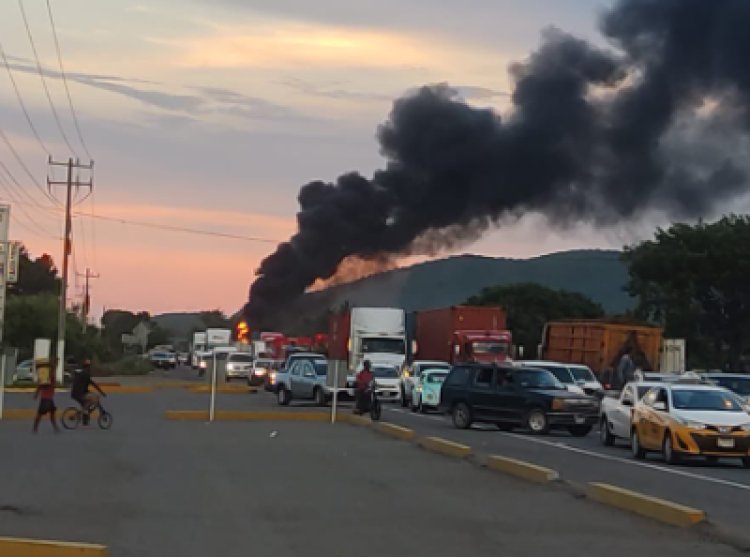 Quema de vehículos en la Autopista Colima-Manzanillo