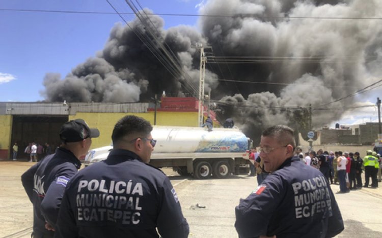 Incendio en bodega de desperdicios industriales en Ecatepec