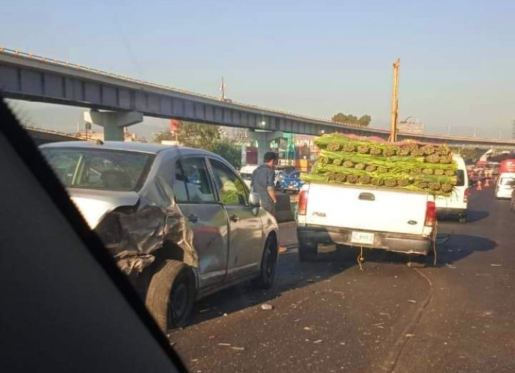 Carambola en la autopista México-Puebla ocasiona caos vial