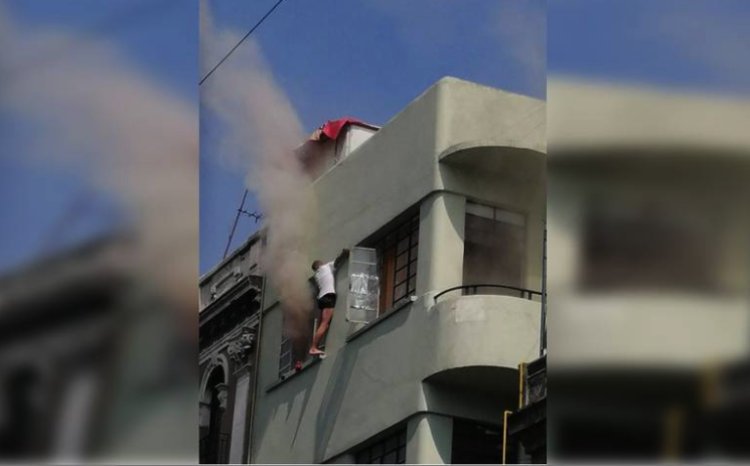 Video: Hombre cae de un tercer piso al intentar escapar de un incendio en la CDMX