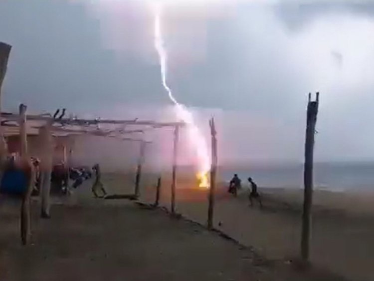 Mortal rayo cae sobre dos personas en playa de Michoacán
