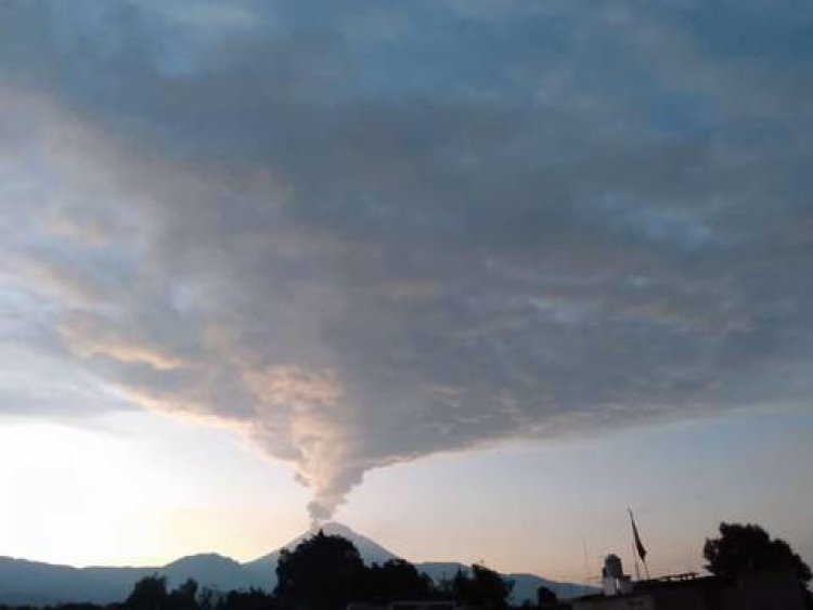 Popocatépetl registra fumarola de más de dos mil metros de altura