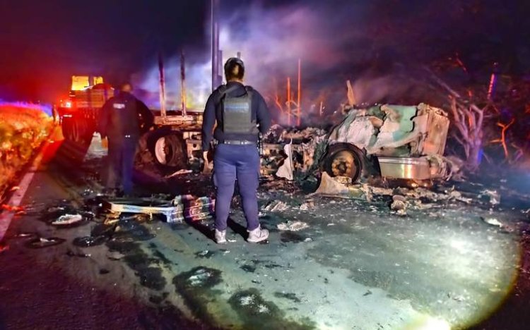 Grupos armados bloquean carreteras y queman autos en Michoacán