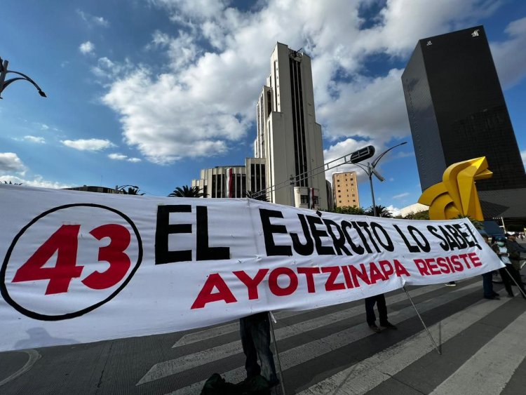 Protestan padres de familia tras nueve años del caso Ayotzinapa; por presión, gobierno revela posibles causales