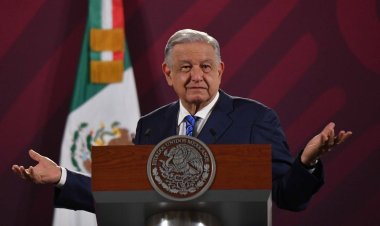 INE ordena a López Obrador eliminar la 'posdata' de sus conferencias matutinas