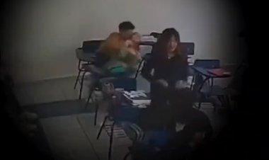 Estudiante ahorca a su compañera hasta desmayarla frente a su maestro