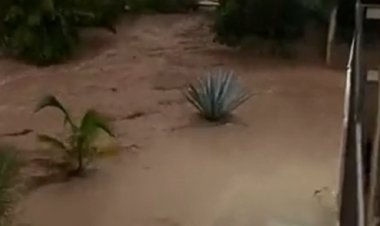 Salvaron personas atrapadas por intensas lluvias en Puerto Vallarta