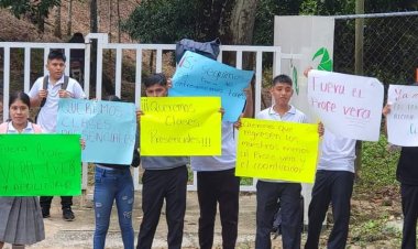 Se manifiestan alumnos ante cierre injustificado del Cecyte plantel 27 en Oaxaca