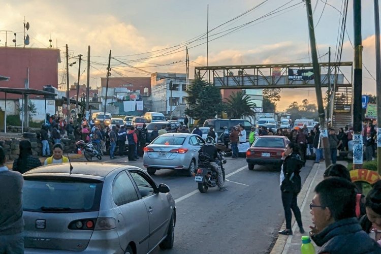 Con bloqueos piden soluciones al gobierno estatal y federal en Zacualtipán.