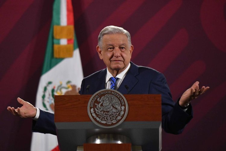 INE ordena a López Obrador eliminar la 'posdata' de sus conferencias matutinas