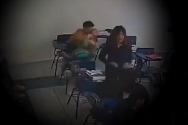 Estudiante ahorca a su compañera hasta desmayarla frente a su maestro