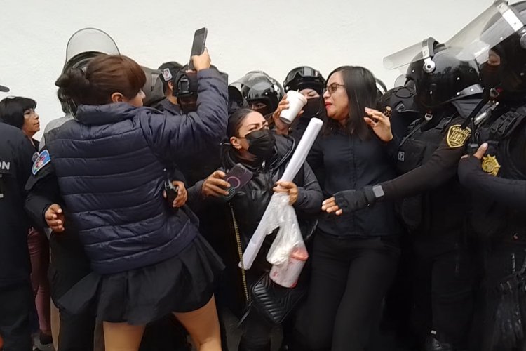 Denuncian agresiones de policías durante manifestación pacífica en la CDMX