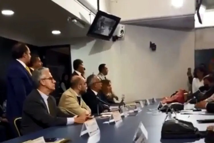 Extrabajador lanza cabeza de cerdo en mesa de negociaciones entre UNAM y sindicato