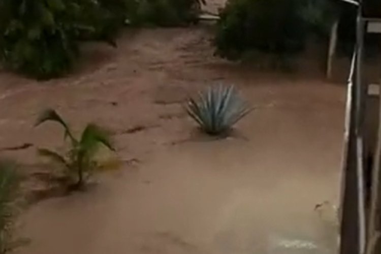 Salvaron personas atrapadas por intensas lluvias en Puerto Vallarta
